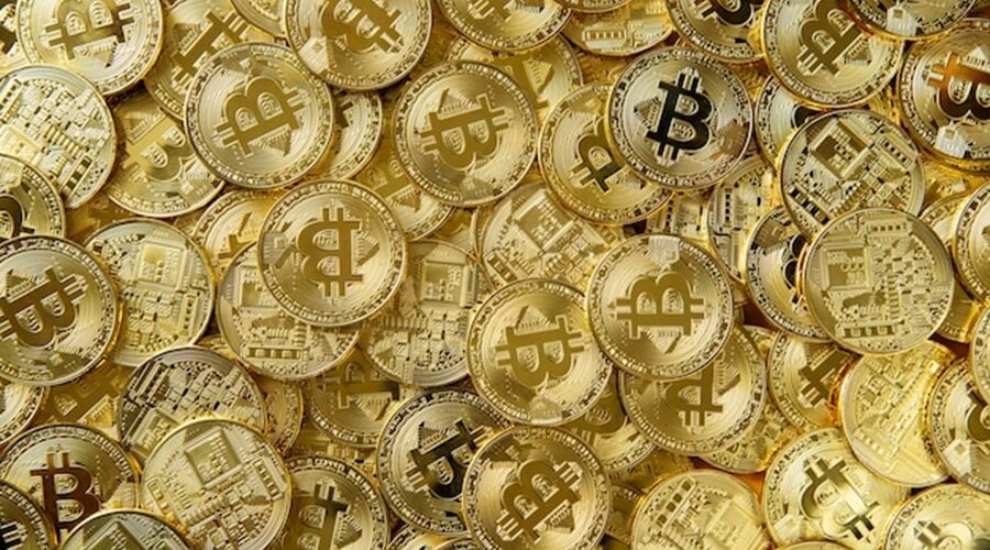 Pile gold bitcoin money 53876 146265 900x500